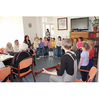 miniatura Oslavy Dne matek v domech s pečovatelskou službou dne 13. 5. 2014 2