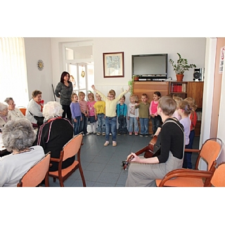 miniatura Oslavy Dne matek v domech s pečovatelskou službou dne 13. 5. 2014 6